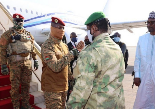 Assimi Goïta (Mali) accueilli par Ibrahim Traoré (Burkina Faso)